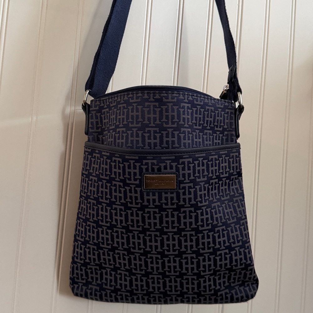 Tommy Hilfiger crossbody bag. Navy with silver tone hardware.
